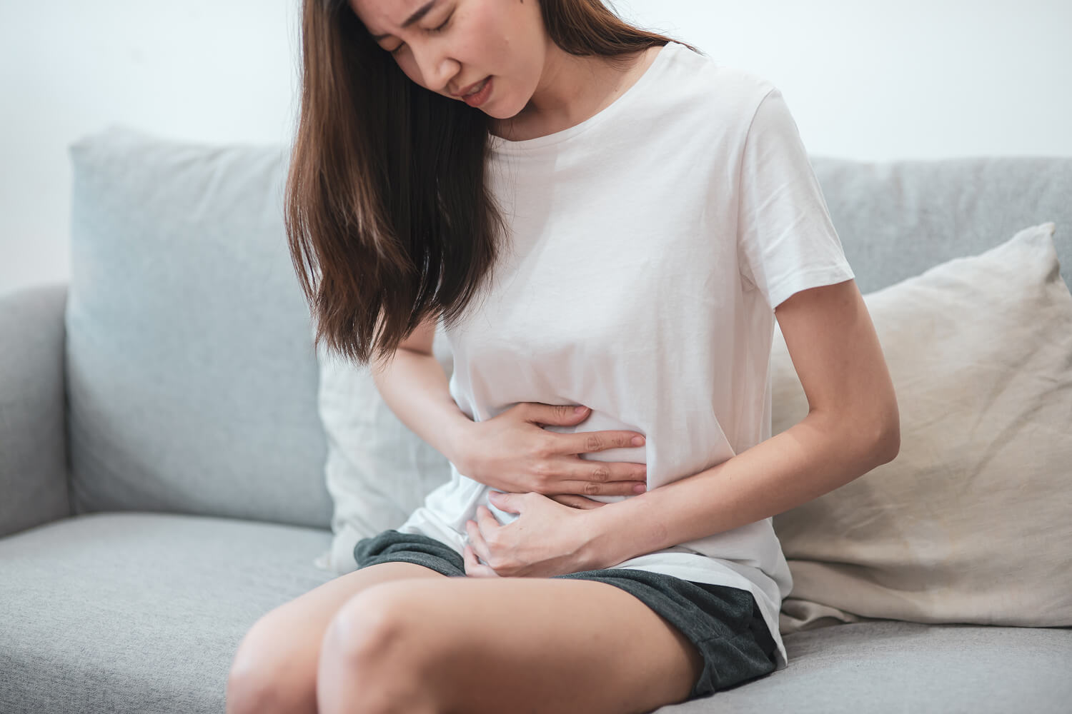 胆囊手术后，一名女子因腹部疼痛而捂着肚子